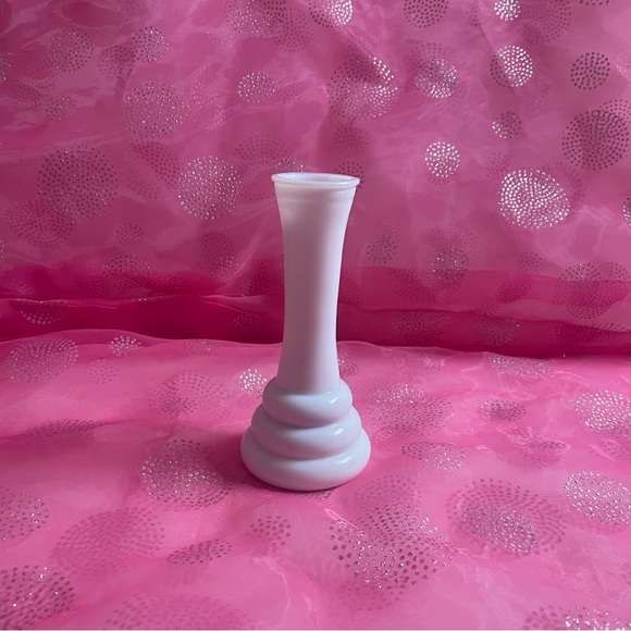 Vintage White Glass Flower Vase 5.5 Inches - Picture 1 of 6